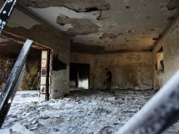 Un hombre camina en las ruinas del consulado de EU tras ataque.AP  /