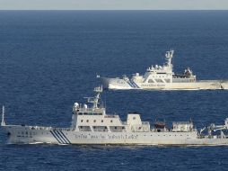 El buque de vigilancia chino Haijian No. 51 navega cerca de las islas en disputa, llamadas Senkaku en Japón y Diaoyu en China. AP  /