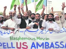 Islamitas pakistaníes lanzan consignas contra Estados Unidos por la película que afecta la imagen de su profeta Mahoma. EFE  /