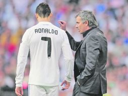 Ronaldo recibe indicaciones de su técnico y compatriota, José Mourinho, durante un partido del Real Madrid. GETTY IMAGES SPORT  /