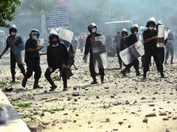 La policía, que ha cerrado todas las calles que acceden a la legación, arroja también piedras a los manifestantes.  /