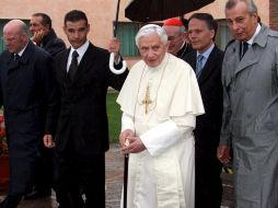 El Papa Benedicto XVI (c) a su llegada al aeropuerto de Ciampino en Roma antes de viajar a Líbano. EFE  /