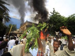 Manifestantes sudaneses atacan la sede diplomática alemana. REUTERS  /