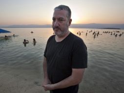 Spencer Tunick (foto) y otros manifestantes reclaman debido a la explotación que poco a poco ha dañado la playa del Mar Muerto. EFE  /