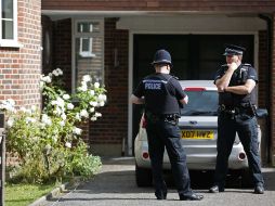 La policía británica revisa, a las fuera de Londres, la casa de la familia masacrada. REUTERS  /