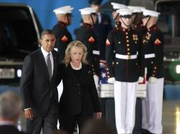 Obama abraza a la secretaria de Estado, Hillary Clinton, tras recibir el cuerpo del embajador muerto. REUTERS  /