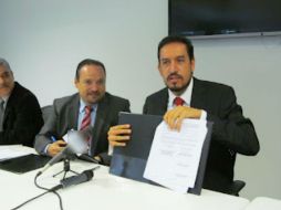 El alcalde de Tlajomulco, Alberto Uribe (der-izq) y el Secretario de Salud, José Antonio Muñoz. ESPECIAL  /