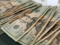 Al cierre de la jornada, el dólar libre se vendió en un máximo de 13.05 pesos. ARCHIVO  /