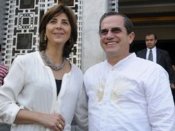 La ministra de Relaciones Exteriores de Colombia (I), posa junto a su homólogo ecuatoriano, Ricardo Patiño. EFE  /