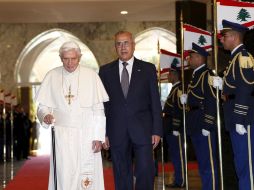 Benedicto XVI (i) y el presidente libanés, Michel Suleimán. EFE  /