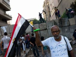 La policía anti disturbios irrumpió en la Plaza Tahrir de El Cairo y rodeó a cientos de manifestantes. XINHUA  /