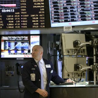 Sharp cumple 100 años ante el reto de superar la crisis