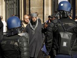 Policías franceses detienen a los manifestantes cerca de la Plaza de la Concordia por carecer de autorización. REUTERS  /