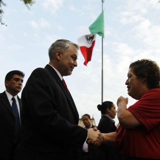 Emilio, presente en izamiento de Bandera