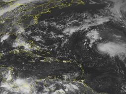 El huracán ''Nadine'' presenta vientos de más de 100 kilómetros por hora y se mueve con dirección a las Bermudas. AP  /