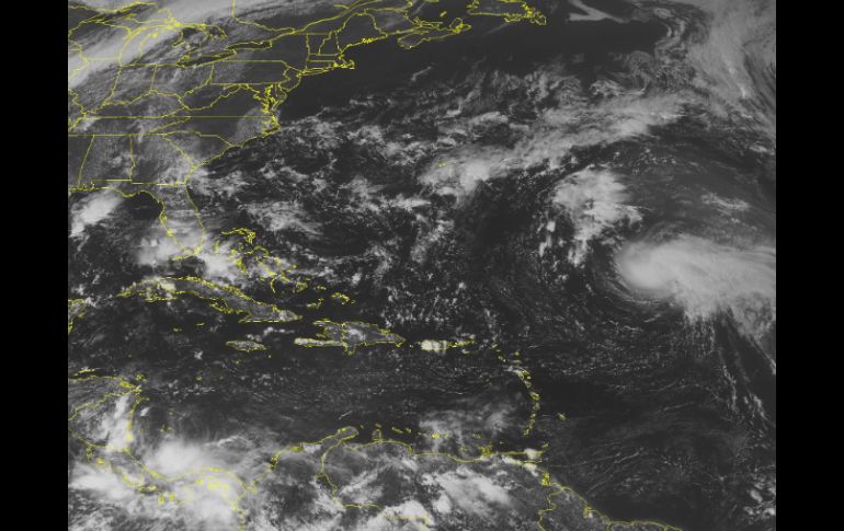 El huracán ''Nadine'' presenta vientos de más de 100 kilómetros por hora y se mueve con dirección a las Bermudas. AP  /