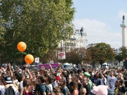 Una marea multicolor disfruta de la Tecno Parade. AFP  /