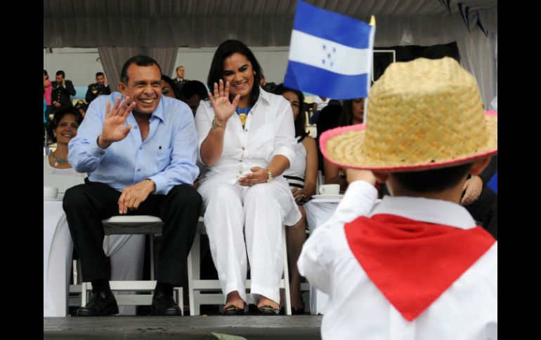 El presidente hondureño saluda a un niño durante los festejos de independencia. AFP  /