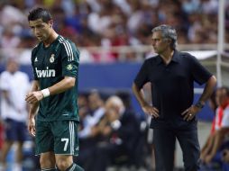 Cristiano Ronaldo y José Mourinho, incredulos ante el resultado obtenido en Sevilla. REUTERS  /
