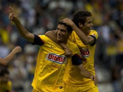 Jiménez y Reyes celebran el primer gol del América en el partido. AFP  /
