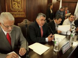 Antonio Mateos (centro) asegura que suspensión fue por ''capricho'' de regidores.  /