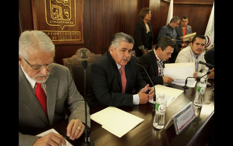 Antonio Mateos (centro) asegura que suspensión fue por ''capricho'' de regidores.  /