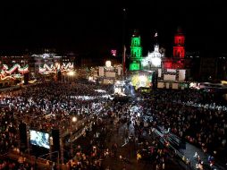 Cientos de mexicanos continúan ingresando a la Plaza de la Constitución. NTX  /