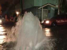 En la imagen, alcantarilla sale disparada por la fuerte presión del agua, en avenida Río Nilo. @Trafico_ZMG  /