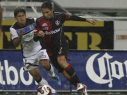 Flavio Santos del Atlas trata de desbordar a la defensa del Querétaro. MEXSPORT  /