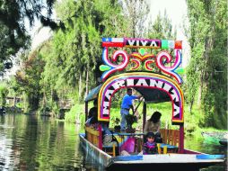 Trayecto. Trajineras recorren las aguas al ritmo de la música y el aroma de ricos platillos.  /