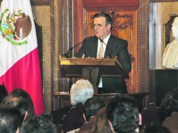 Desventaja. Ebrard afirma que la Ciudad de México pierde en el trato con otros poderes. NTX  /