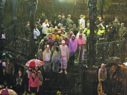 Centro tapatío. Familias completas llegaron al primer cuadro de la ciudad protegidas con paraguas.  /