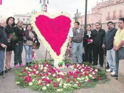 El recuerdo. Además de la ceremonia oficial, los familiares de los muertos por los granadazos ofrecieron su propia conmemoración. NTX  /