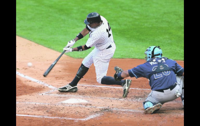 El jardinero de los Yanquis, Curtis Granderson, conecta un cuadrangular productor de dos carreras, en el segundo episodio. AFP  /