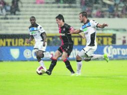 La cancha del Jalisco se convirtió en una alberca e impidió que el balón circulara con normalidad.  /