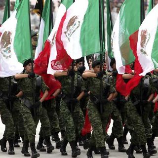 Calderón encabeza Desfile Militar
