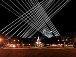Las calles se iluminan con potentes luces que son comandadas por mensajes de voz enviados por participantes. ESPECIAL  /