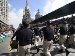 Elementos de la Procuraduróia General de Justicia y del Ejército desfilan por las calles del Centro.  /