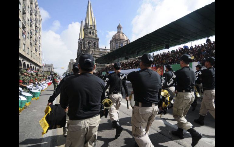 Elementos de la Procuraduróia General de Justicia y del Ejército desfilan por las calles del Centro.  /