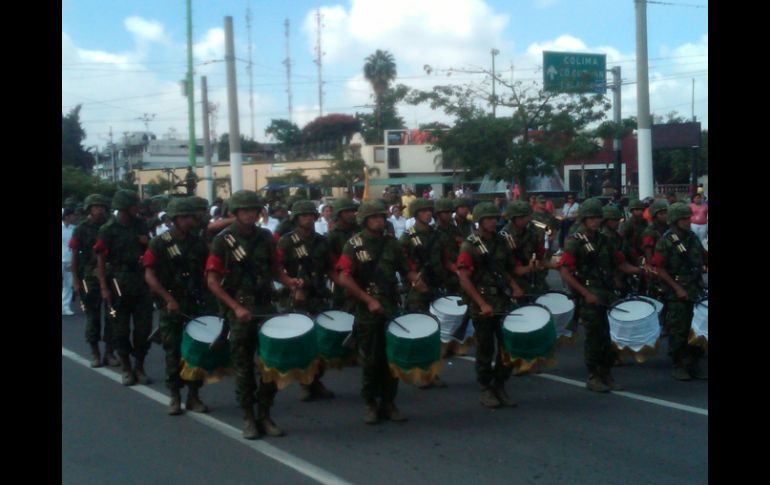 Militares del Ejército fueron los primeros en desfilar y ser recibidos con aplausos por parte de los asistentes.  /