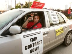 La consejal de la unión de maestros, Susan Garza levanta el puño al abandonar la casa de Delegados. REUTERS  /