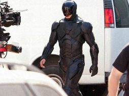 En la imagen se muestra a Joel Kinnaman, enfundado en su entramado e indestructible traje. ESPECIAL  /