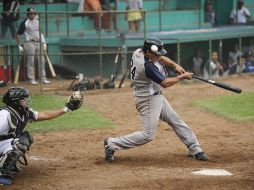 Acción del partido de este domingo en la Liga Intersindical.  /