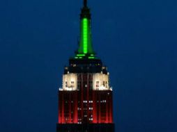 Iluminación nocturna del Empire State Building de NY. Imagen tomada de Facebook  /