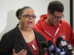 Karen Lewis contesta preguntas en una conferencia tras la reunión con los delegados. REUTERS  /