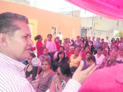 En campaña. Jaime Serrano Cedillo, durante una de las reuniones que celebró con habitantes de localidades mexiquenses. ESPECIAL  /