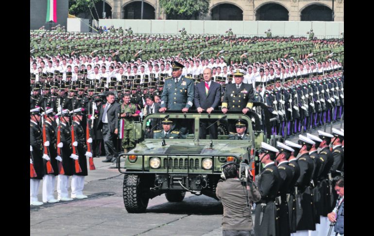 Felipe Calderón y sus secretarios de Defensa y Marina fueron transportados entre los elementos que participaron en el desfile. NTX  /