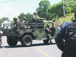 Vigilancia en Tizapán. Militares y policías intensificaron ayer los patrullajes en la zona del hallazgo.  /