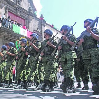 Miles de personas festejan en la calle con los desfiles