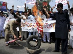 Paquistaníes prenden fuego a una bandera estadounidense durante otra jornada de protestas. EFE  /